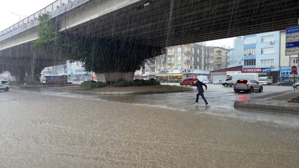 samsun haber: Meteoroloji uyarmıştı! Samsun'da sağanak hayatı felç etti