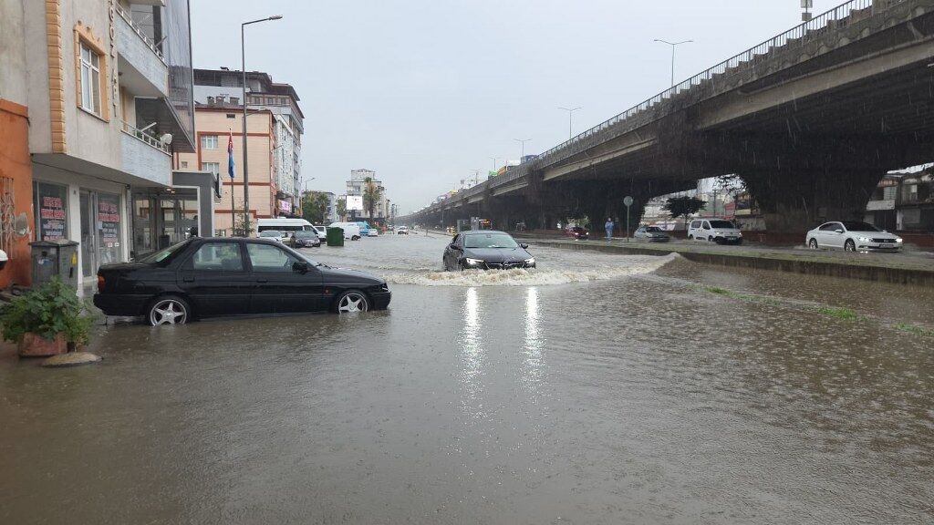 samsun haber: Meteoroloji uyarmıştı! Samsun'da sağanak hayatı felç etti