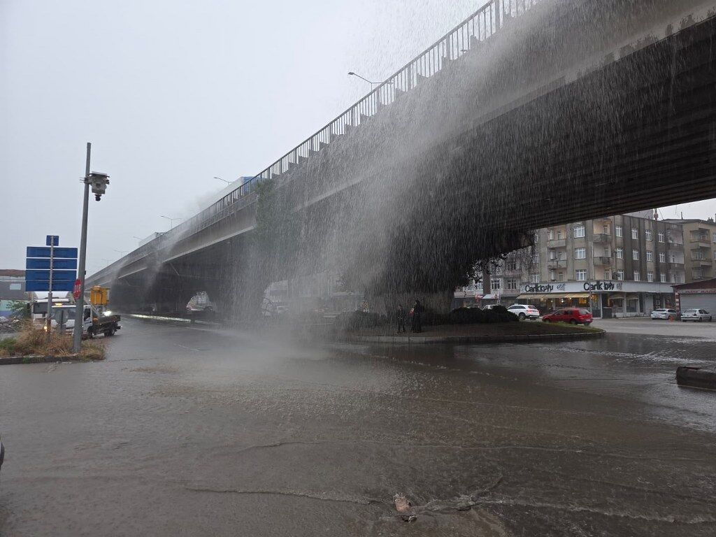samsun haber: Meteoroloji uyarmıştı! Samsun'da sağanak hayatı felç etti