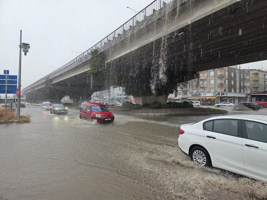 samsun haber: Meteoroloji uyarmıştı! Samsun'da sağanak hayatı felç etti
