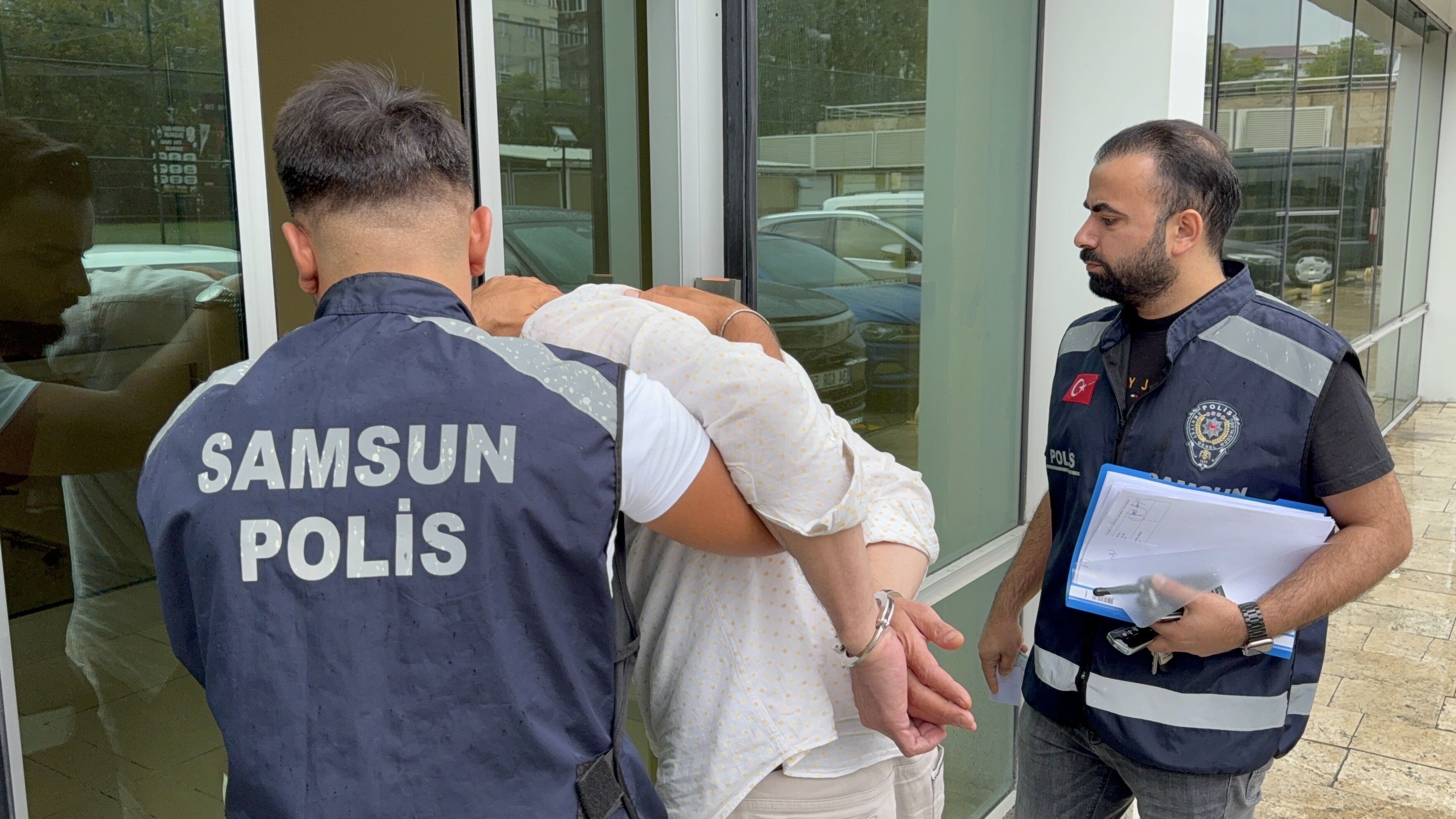 samsun haber: Samsun'da emlak ofisi önünde kanlı olay! Müteahhidi vurdu