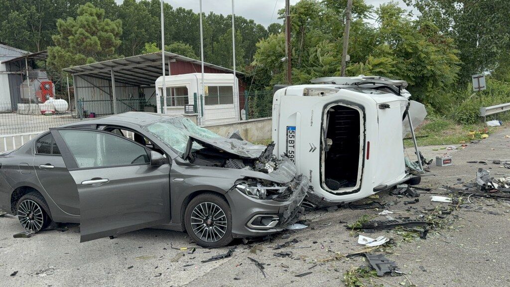 samsun haber :Samsun'da korkunç kaza! Ağaca çarpan araç karşı şeride uçtu