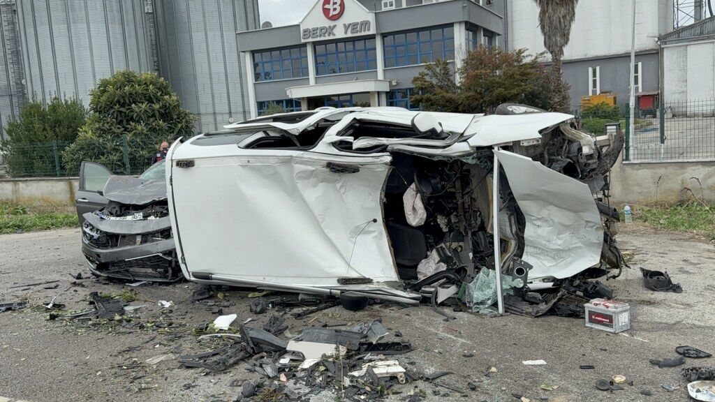 samsun haber :Samsun'da korkunç kaza! Ağaca çarpan araç karşı şeride uçtu