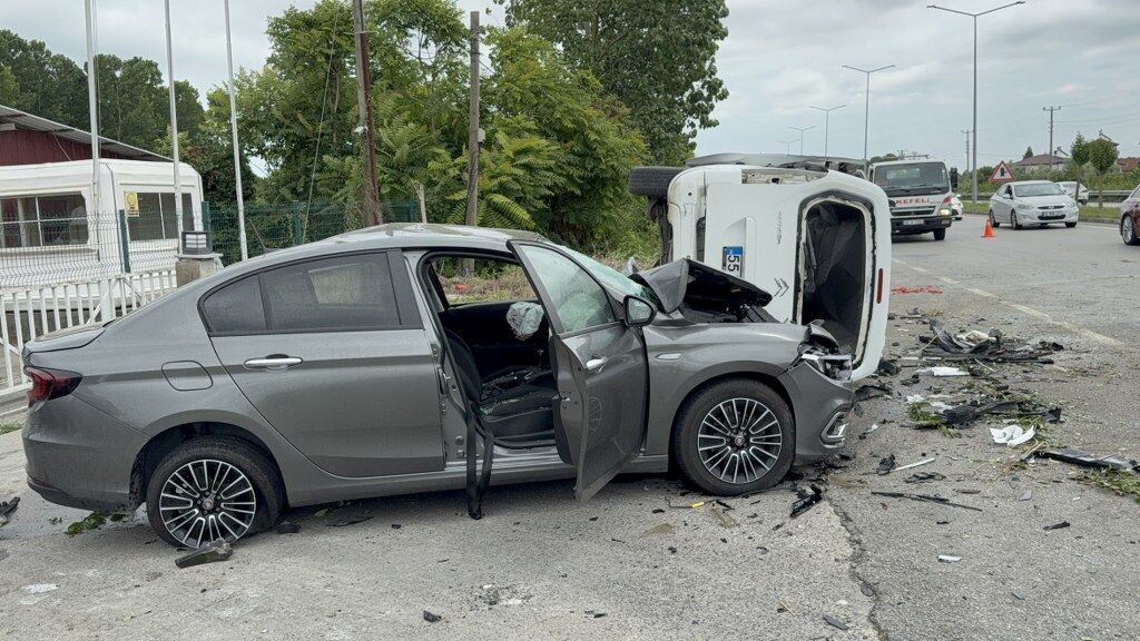 samsun haber :Samsun'da korkunç kaza! Ağaca çarpan araç karşı şeride uçtu