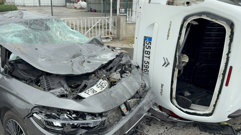 samsun haber :Samsun'da korkunç kaza! Ağaca çarpan araç karşı şeride uçtu