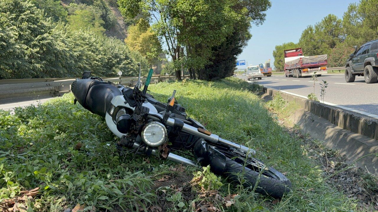 SAMSUN HABER: Samsun’da korkutan kaza! Kamyona çarpıp refüje savruldular