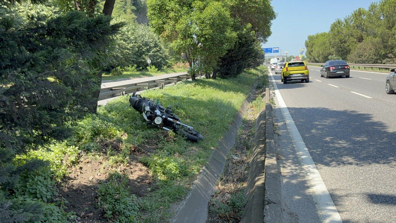 SAMSUN HABER: Samsun’da korkutan kaza! Kamyona çarpıp refüje savruldular