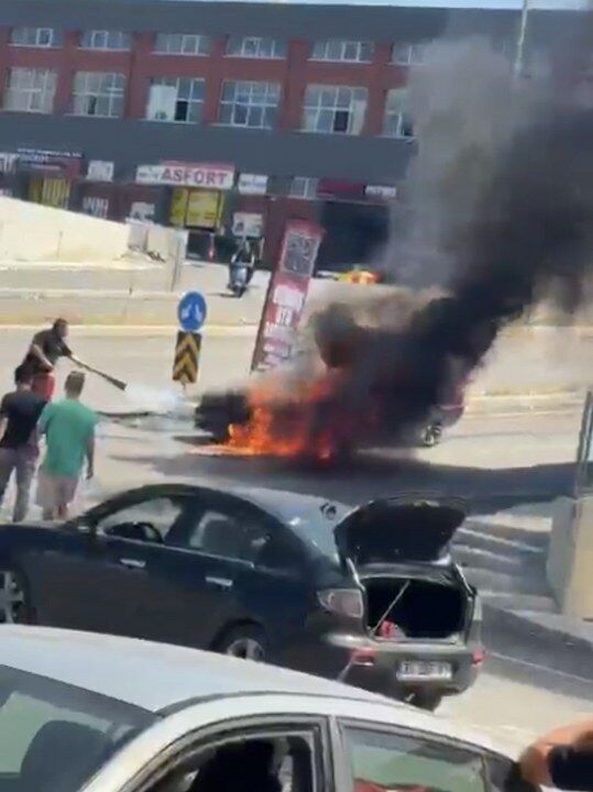 samsun haber. Samsun’da sanayi sitesinde panik! Otomobil alev aldı