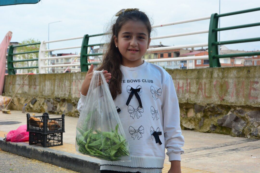 samsun haber: Tedavisi Samsun’da sürüyor! 10 yaşındaki Azra babası için tezgâhın başına geçti