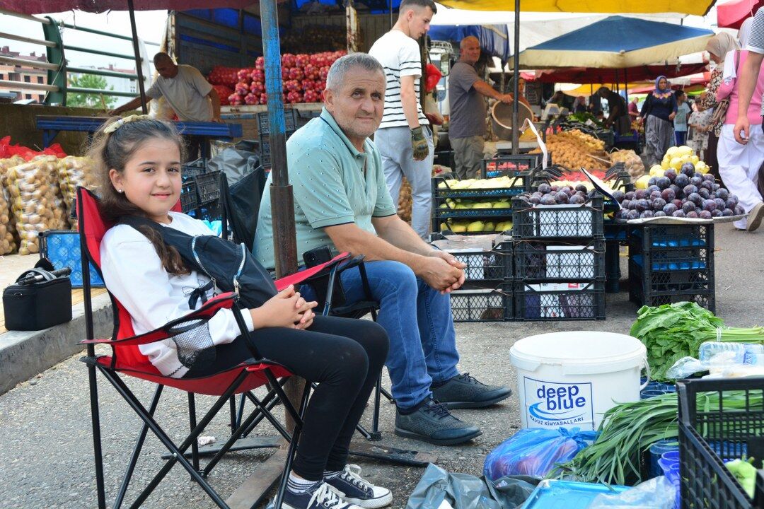 samsun haber: Tedavisi Samsun’da sürüyor! 10 yaşındaki Azra babası için tezgâhın başına geçti