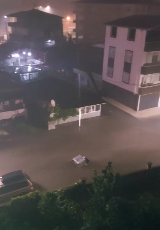 Samsun Haber. Çarşamba'da sağanak alarmı! Yollar göle döndü