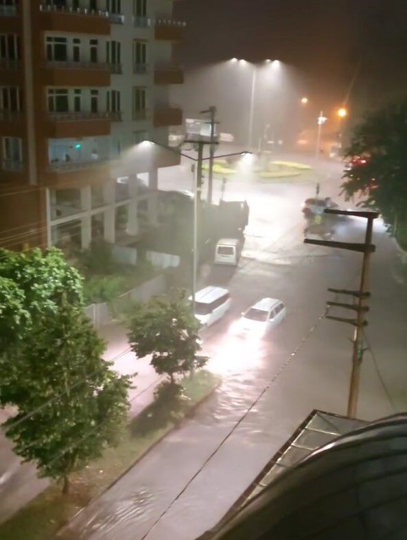 Samsun Haber. Çarşamba'da sağanak alarmı! Yollar göle döndü