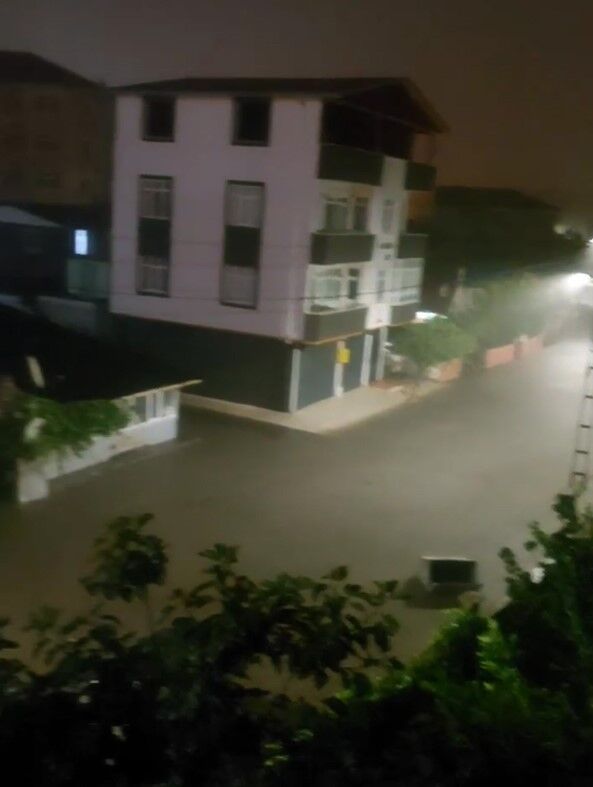 Samsun Haber. Çarşamba'da sağanak alarmı! Yollar göle döndü