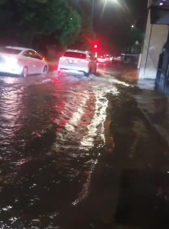 Samsun Haber. Çarşamba'da sağanak alarmı! Yollar göle döndü