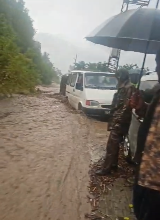 Samsun Haber: Samsun-Tokat yolunda korkutan görüntü! Araçlar mahsur kaldı