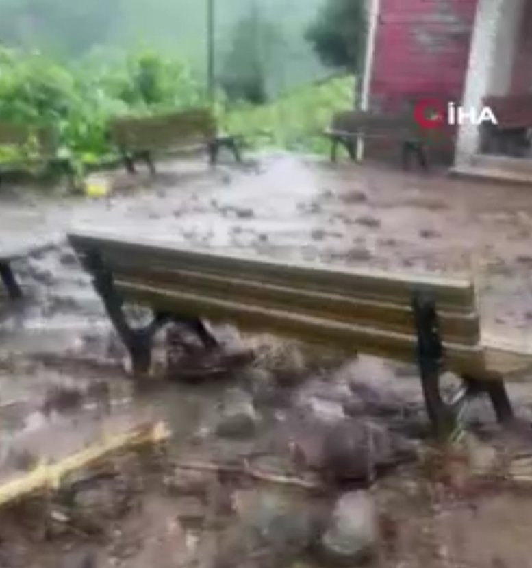 Karadeniz’de şiddetli yağış! Rize’de 61 noktada heyelan