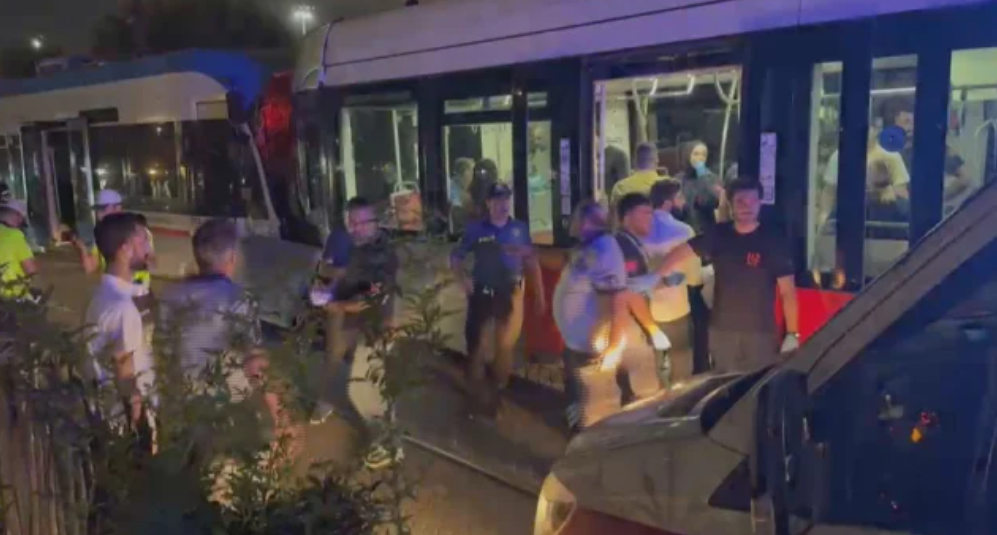 O ilde iki tramvay kafa kafaya çarpıştı! Çok sayıda yaralı var