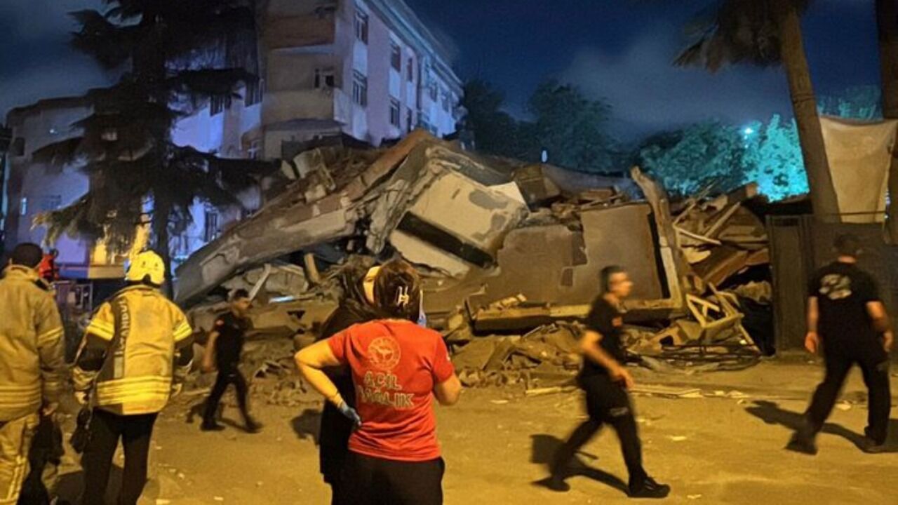 Korku dolu anlar! 6 katlı bina çöktü