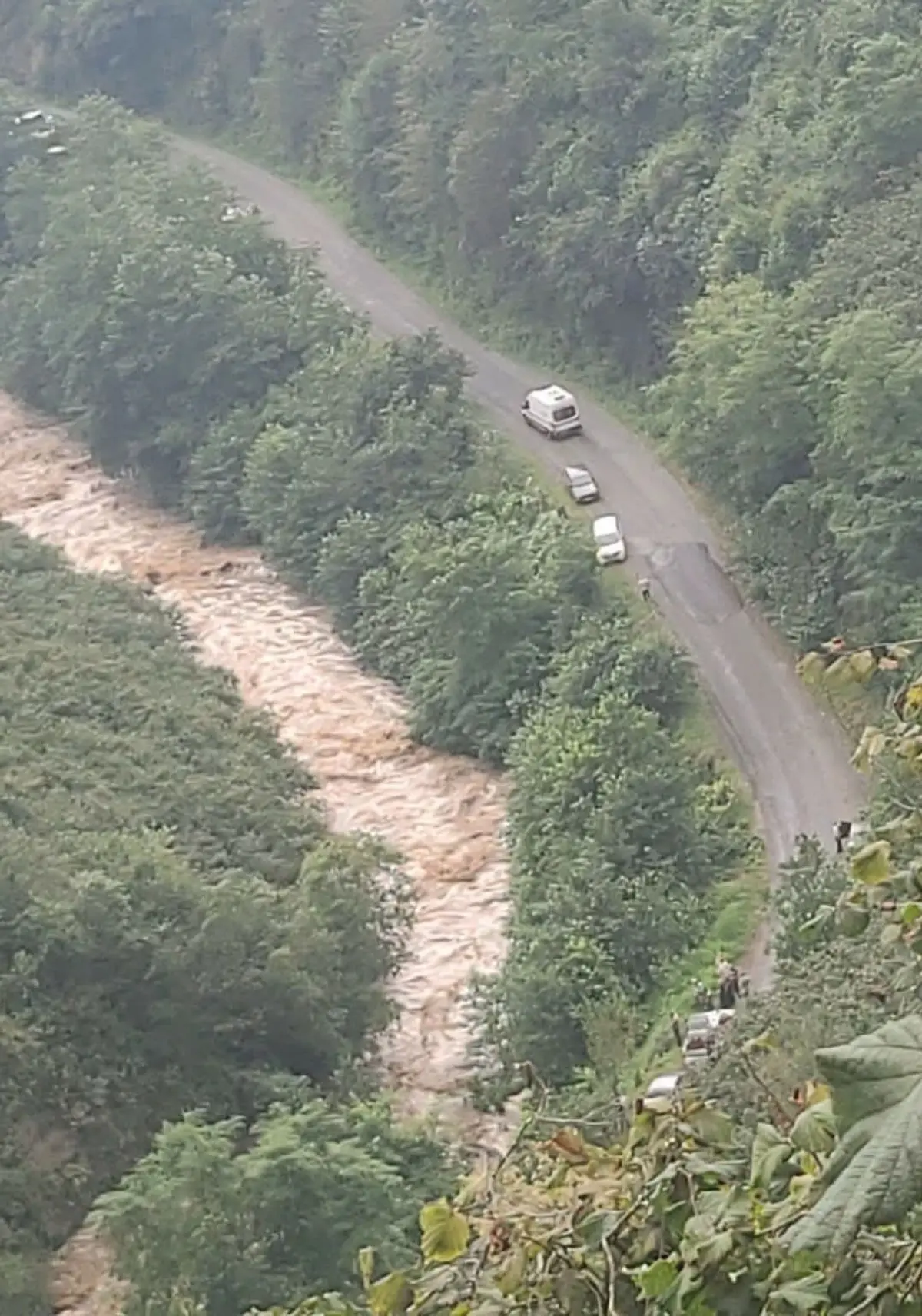 Karadeniz'de korkutan sel! Anne ve 2 kızı kayıp
