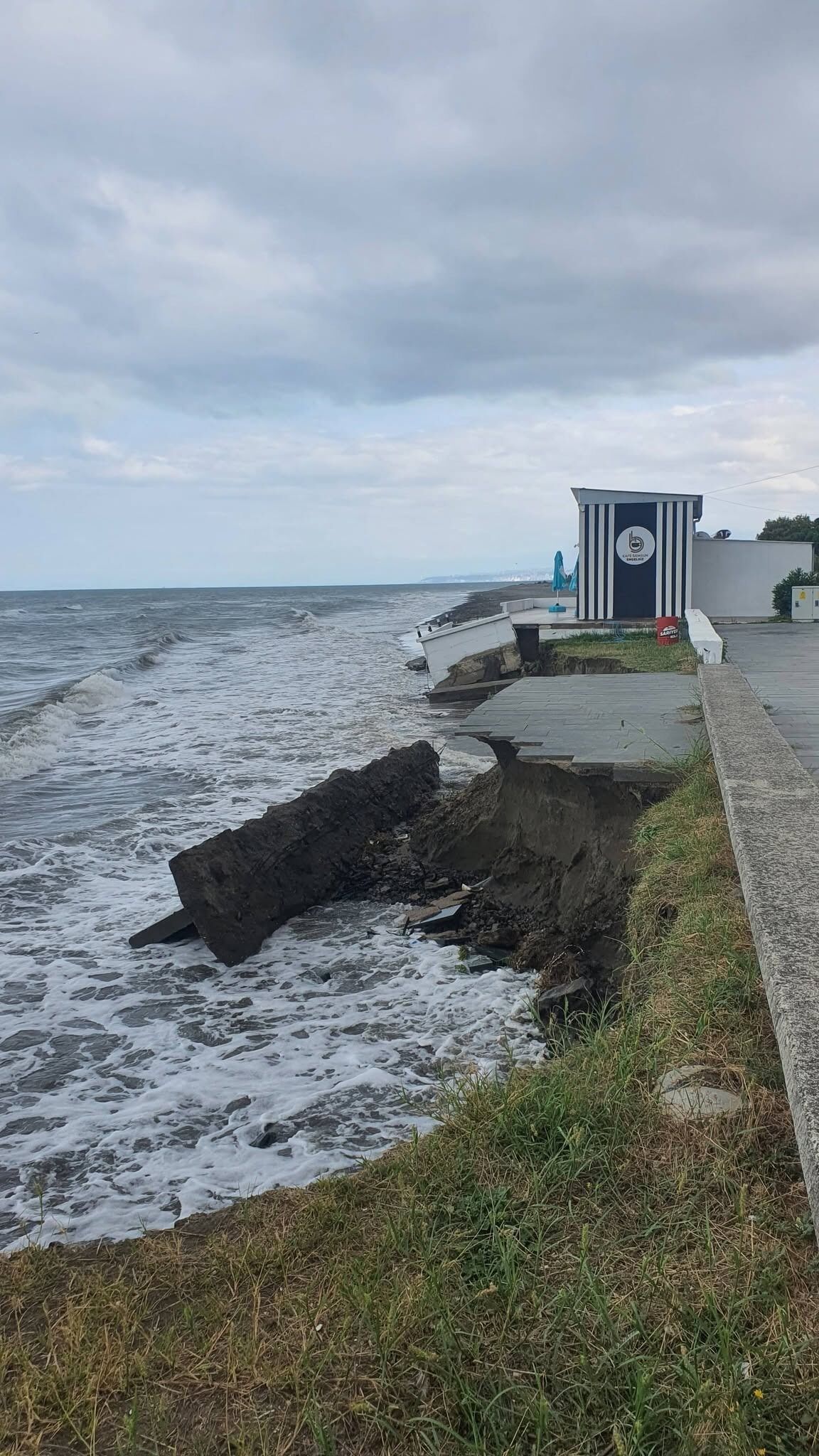 Samsun Haber: Karadeniz’de oluşan dev dalgalar, Atakum sahilinde beton blokları yerinden söktü 