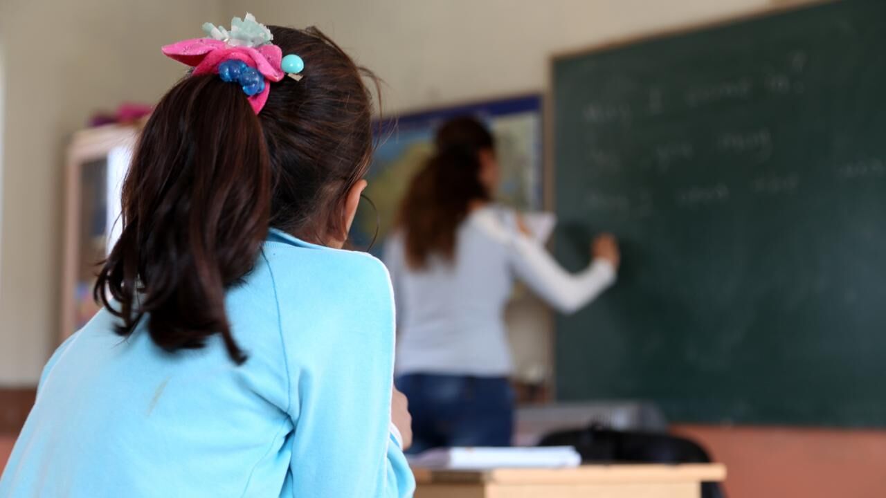 Öğretmenlere önlük giyme zorunluluğu getirildi