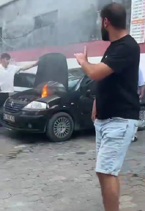 Samsun'da faciayı genç önledi! Alev alan araca böyle müdahale etti
