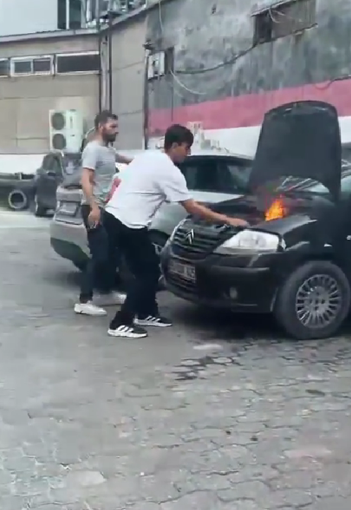 Samsun'da faciayı genç önledi! Alev alan araca böyle müdahale etti