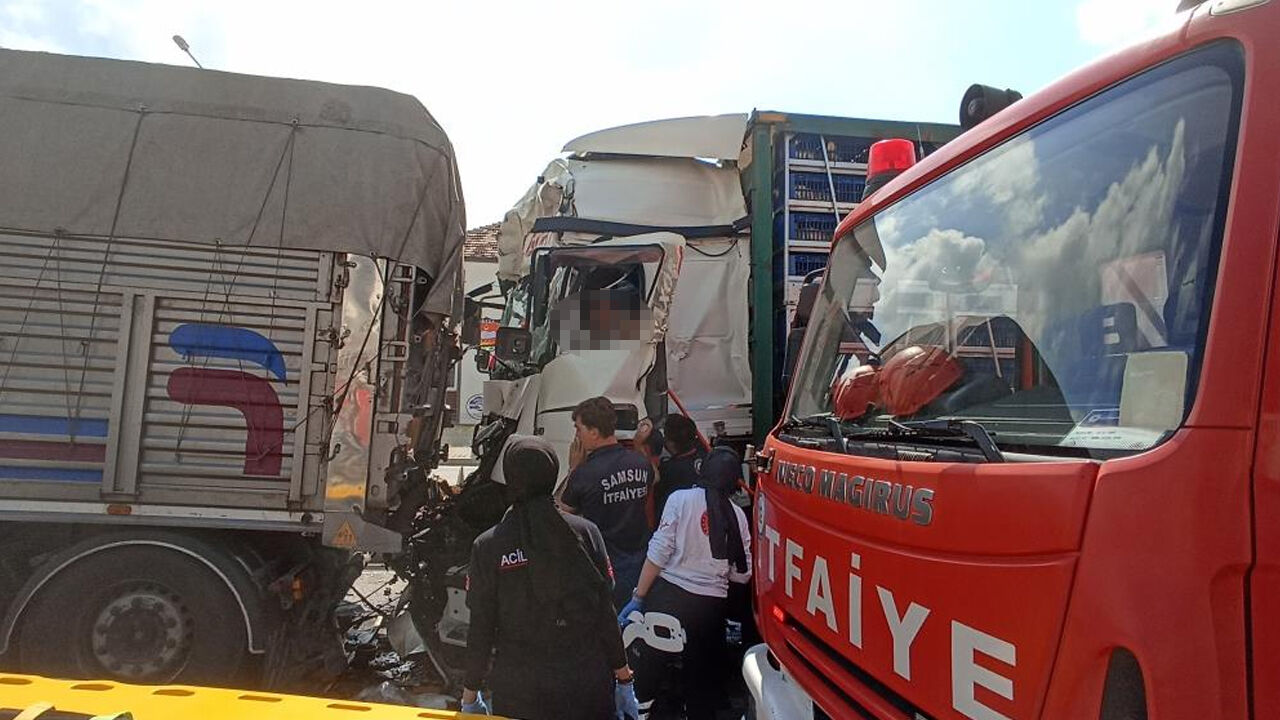 Samsun Haber.Samsun'da canlı tavuk yüklü tır kamyona çarptı! 2 yaralı