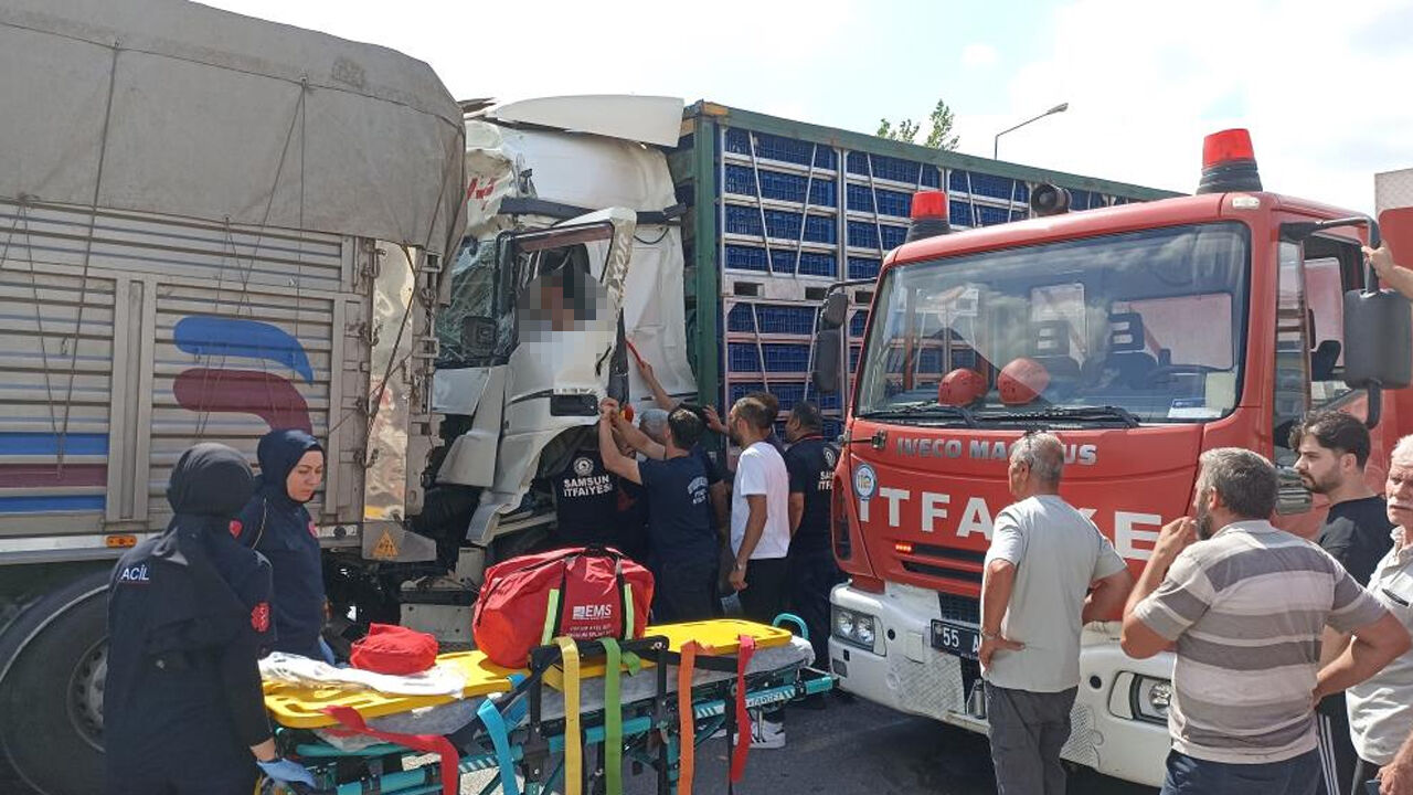 Samsun Haber.Samsun'da canlı tavuk yüklü tır kamyona çarptı! 2 yaralı
