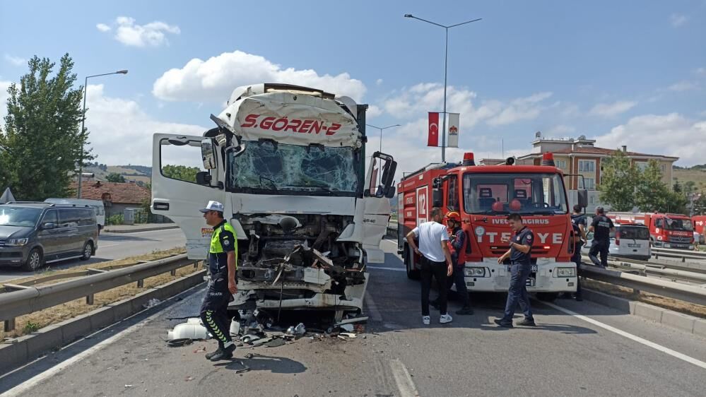 Samsun Haber.Samsun'da canlı tavuk yüklü tır kamyona çarptı! 2 yaralı