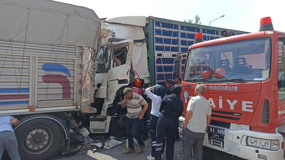 Samsun Haber.Samsun'da canlı tavuk yüklü tır kamyona çarptı! 2 yaralı