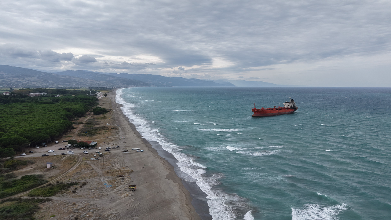 Samsun Haber. Samsun’da karaya oturan dev gemi ilgi odağı oldu