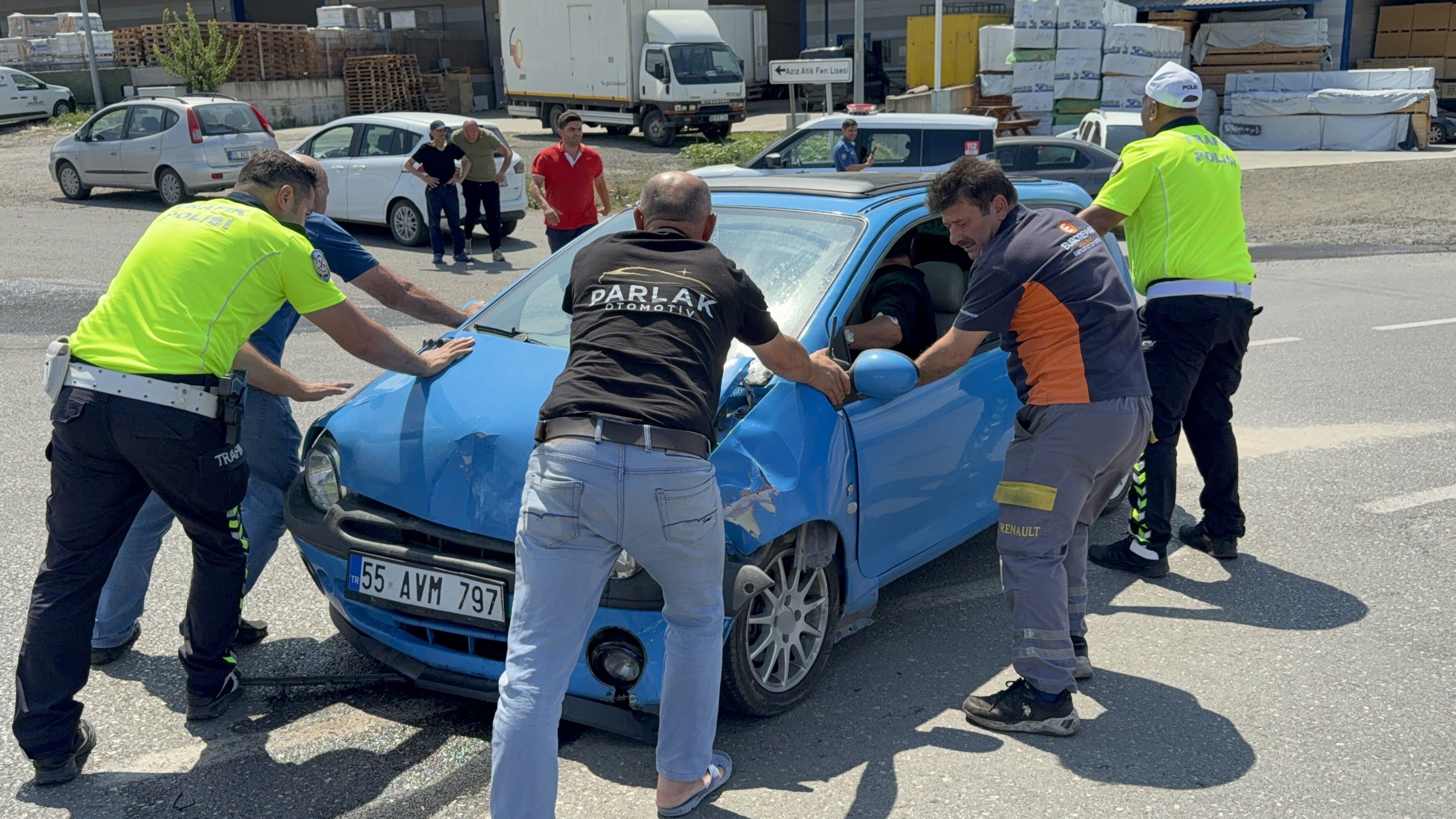 Samsun Haber. Samsun’da kavşakta korkutan kaza! İki otomobil çarpıştı