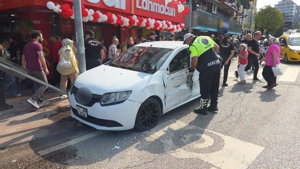 Samsun Haber: Samsun’da korkutan kaza! Otomobil arada sıkıştı