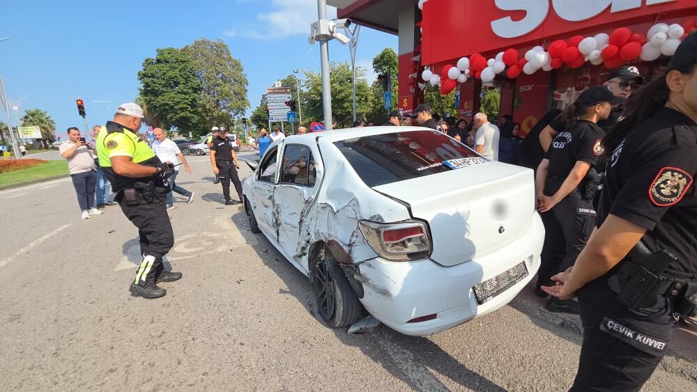 Samsun Haber: Samsun’da korkutan kaza! Otomobil arada sıkıştı