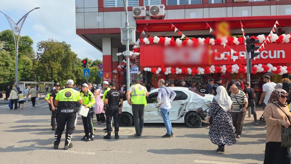 Samsun Haber: Samsun’da korkutan kaza! Otomobil arada sıkıştı