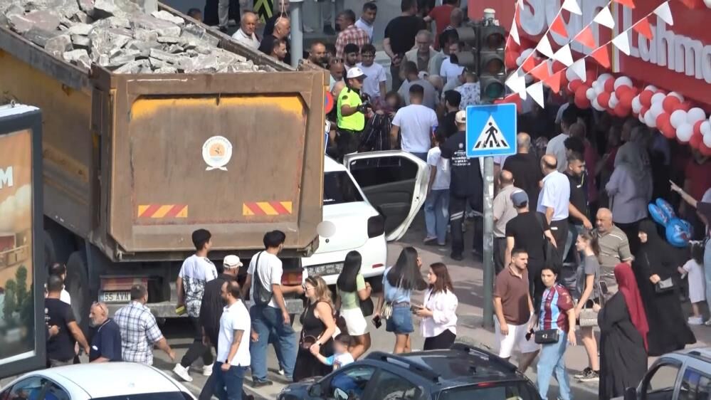 Samsun Haber: Samsun’da korkutan kaza! Otomobil arada sıkıştı