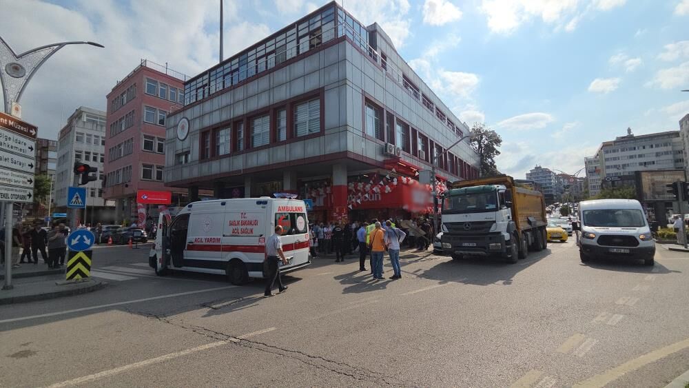 Samsun Haber: Samsun’da korkutan kaza! Otomobil arada sıkıştı