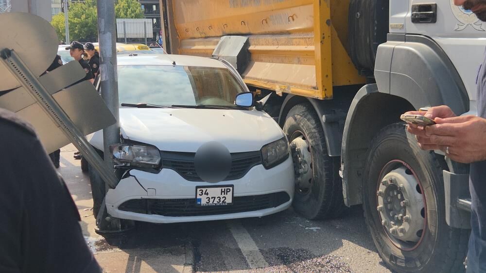Samsun Haber: Samsun’da korkutan kaza! Otomobil arada sıkıştı