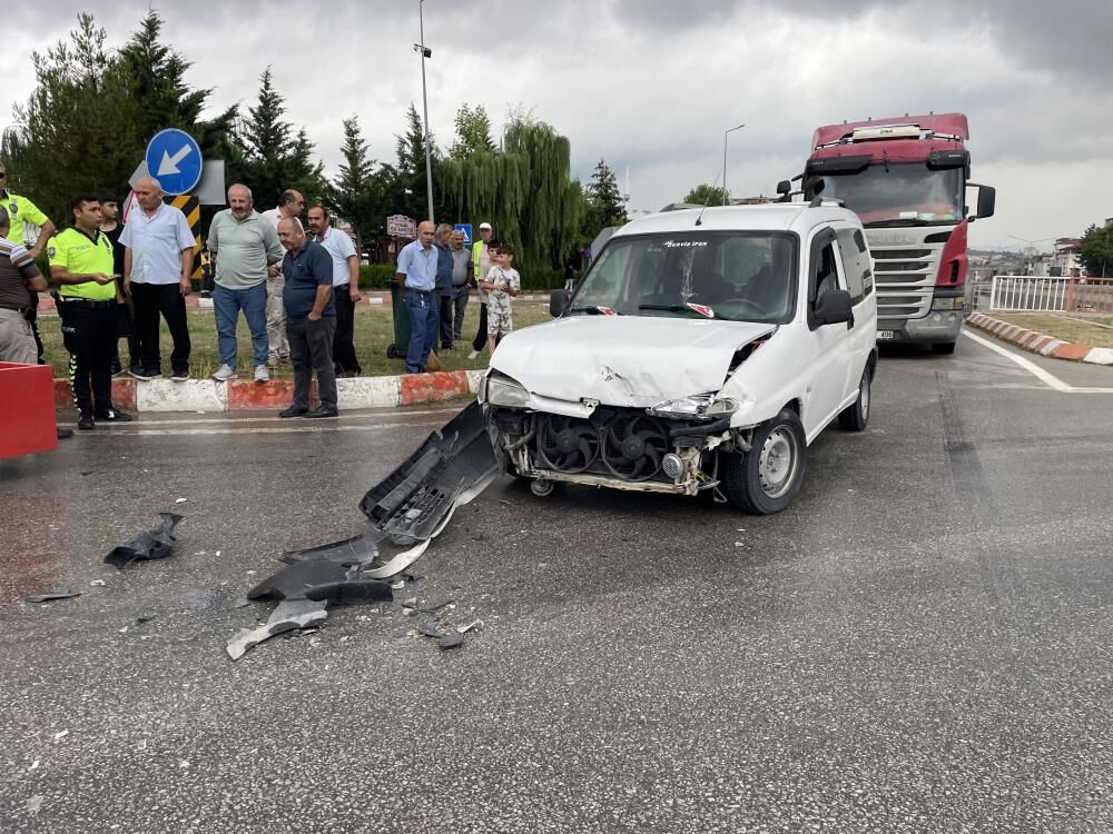 Samsun Haber: Samsun'da traktörle ticari araç çarpıştı!