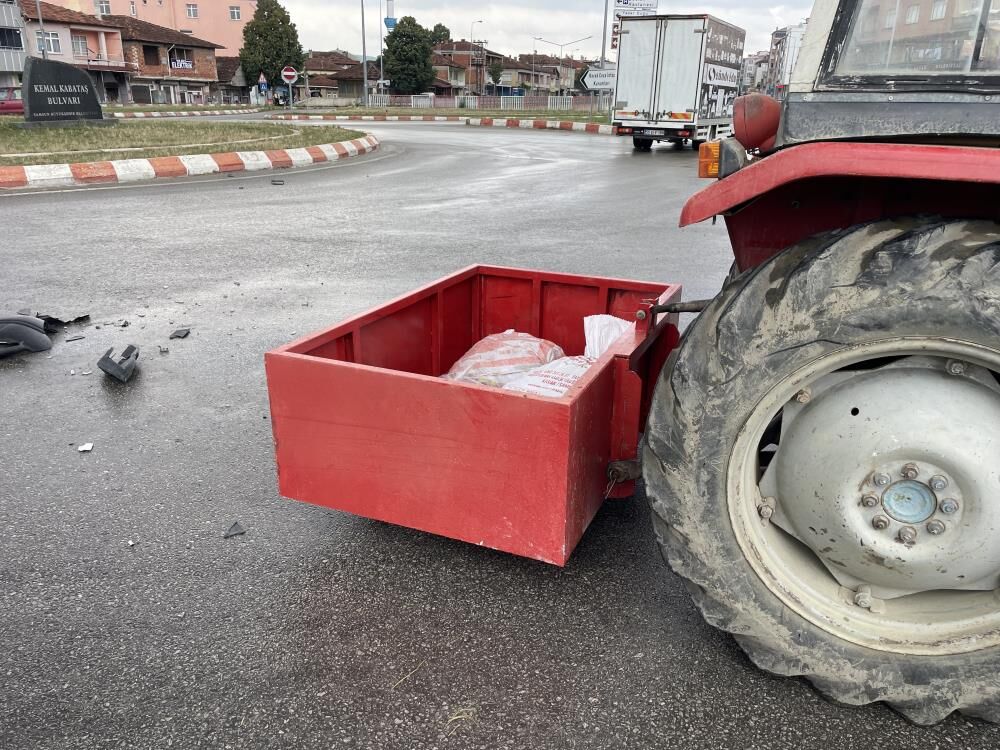 Samsun Haber: Samsun'da traktörle ticari araç çarpıştı!