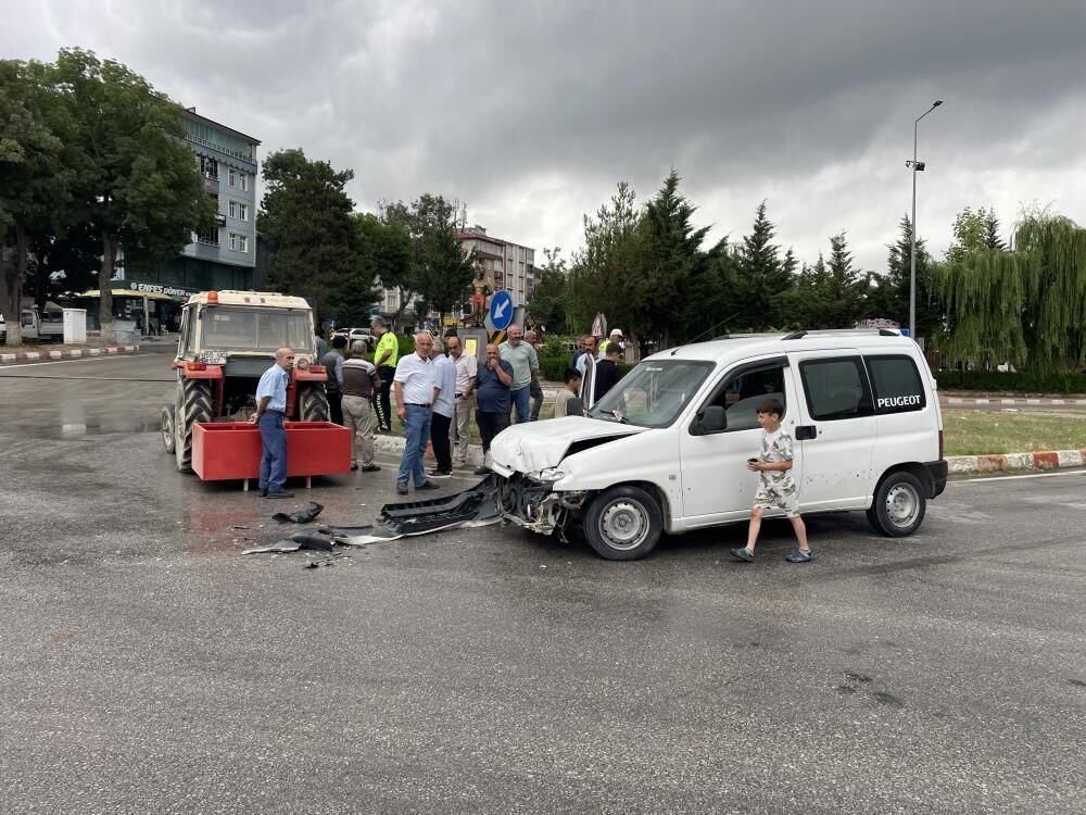 Samsun Haber: Samsun'da traktörle ticari araç çarpıştı!
