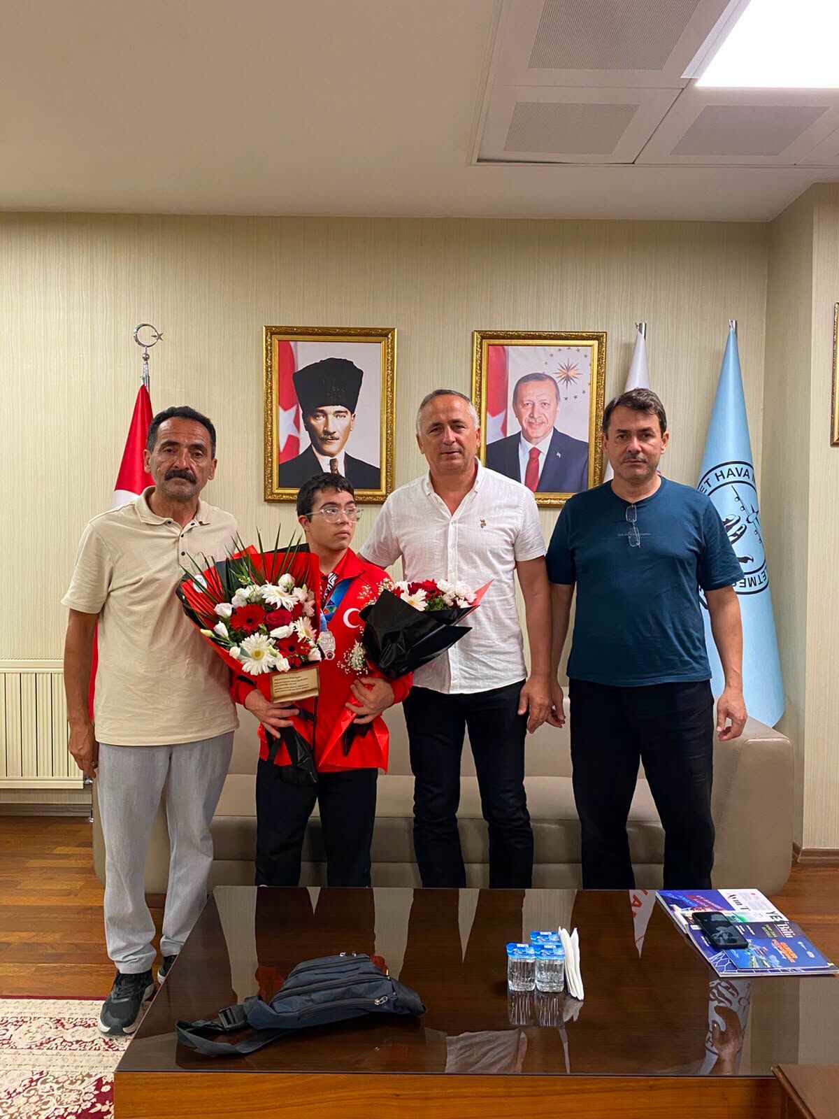 Dünya ikincisi Samsun'a döndü! Çiçeklerle karşılandı