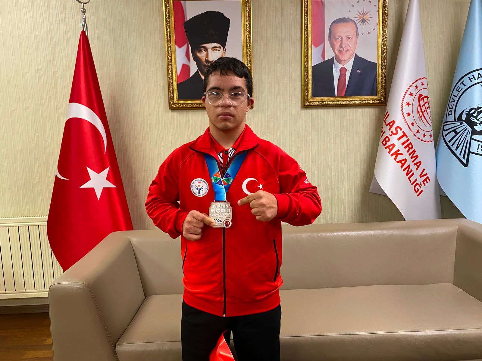 Dünya ikincisi Samsun'a döndü! Çiçeklerle karşılandı