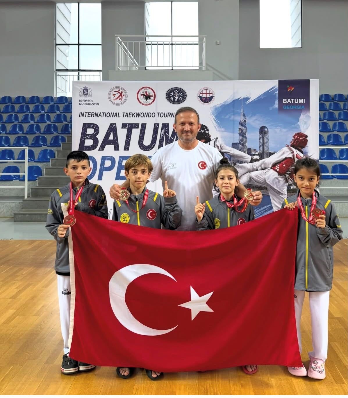 İlkadımlı tekvandocular Batum'dan 11 madalyayla döndü