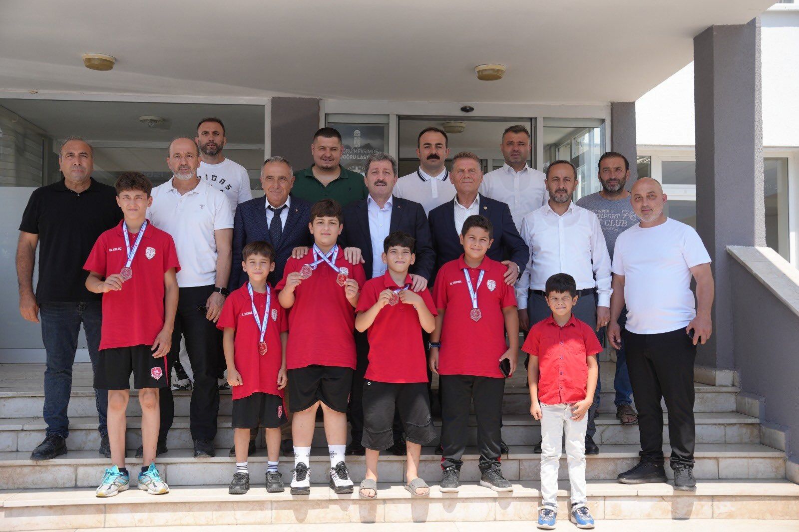Samsun Haber: Samsun Valisi Orhan Tavlı, şampiyon güreşçileri ağırladı