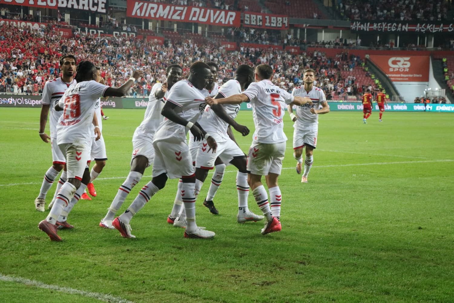 Samsunspor Haber: Samsunspor’dan ilk yarıda müthiş geri dönüş! 2-1