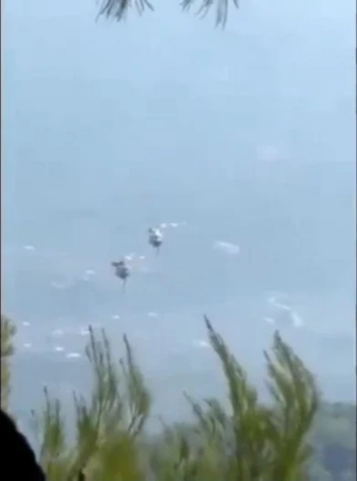 Yangın söndürme helikopterleri havada çarpıştı!