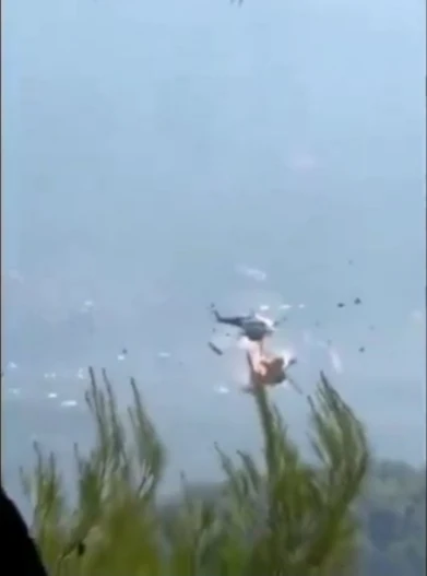 Yangın söndürme helikopterleri havada çarpıştı!