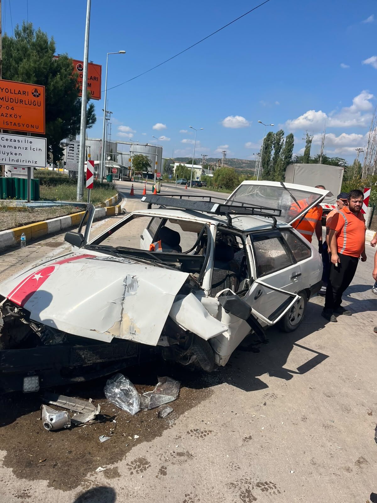 Samsun Haber: Samsun-Amasya yolunda otomobil levhalara daldı! Yaralılar var